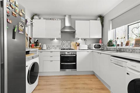 1 Abbey Path, Hailsham, BN27 1JQ