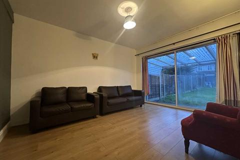 3 bedroom semi-detached house to rent, Christchurch Avenue, Harrow