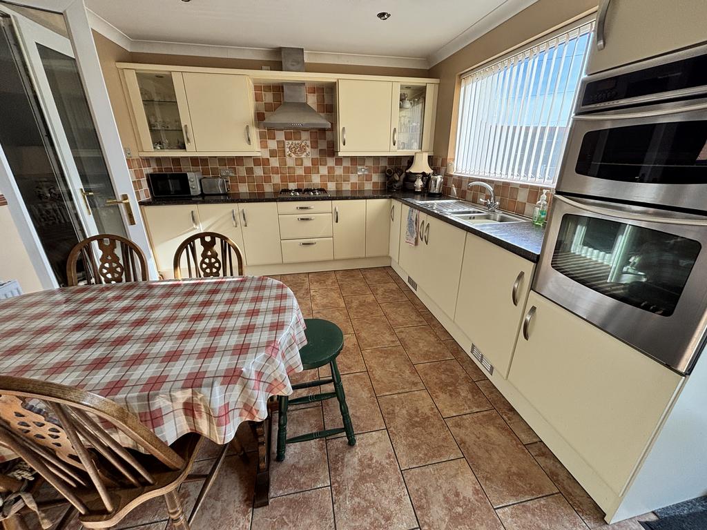 Kitchen/ Breakfast Room