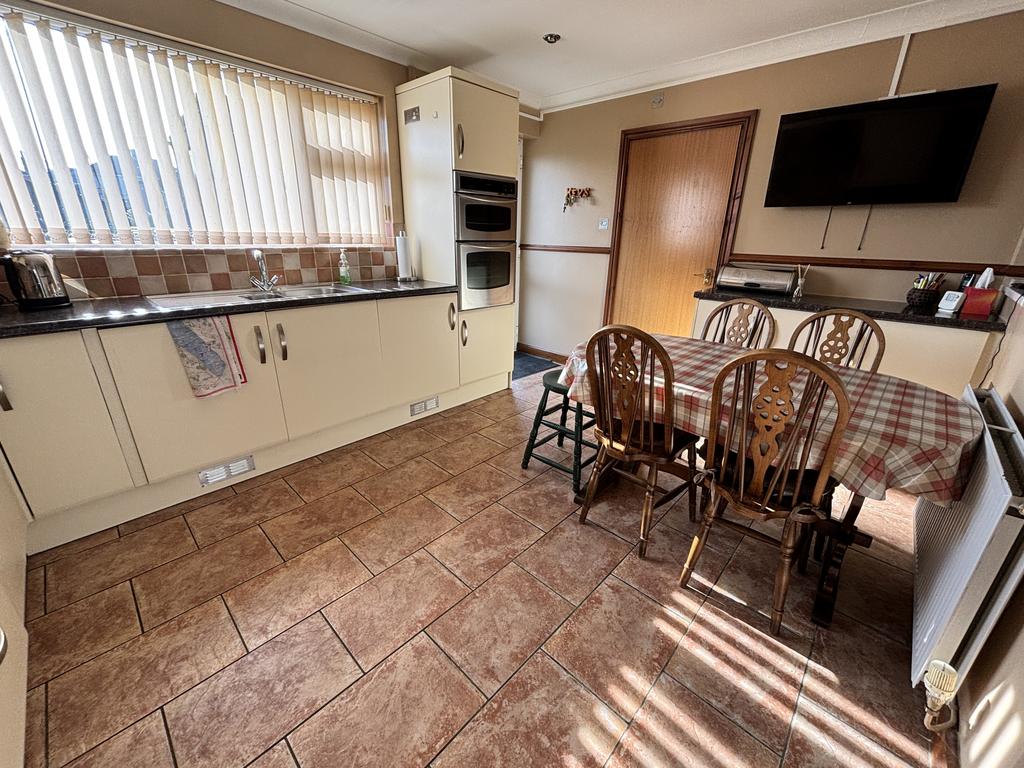 Kitchen/ Breakfast Room
