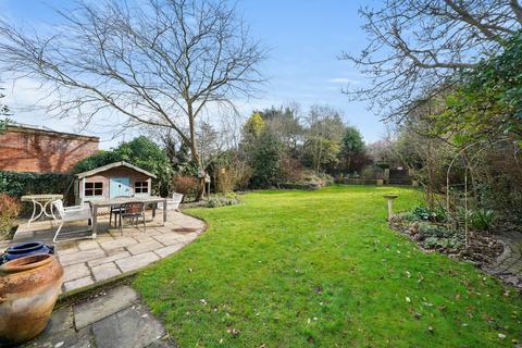 4 bedroom detached house to rent, Hillcrest Gardens, Esher, KT10