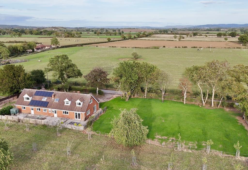 Spacious & Versatile Five Bedroom Home with 2 Ann