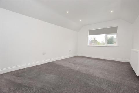 3 bedroom house to rent, High Street, Bovingdon, Hemel Hempstead