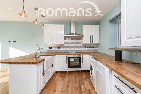 3 bedroom detached house to rent, Upper Hale Road, Farnham, Surrey, GU9