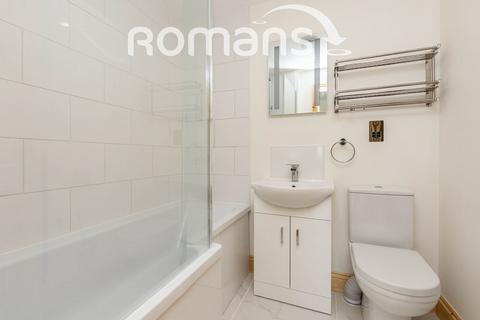 3 bedroom detached house to rent, Upper Hale Road, Farnham, Surrey, GU9