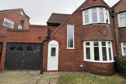 3 bedroom semi-detached house to rent, Hillcrest Road, Manchester