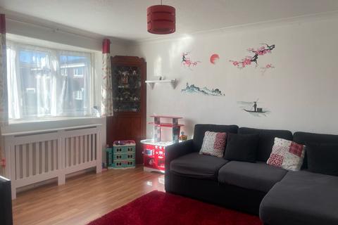 3 bedroom terraced house to rent, Colwyn Close, Crawley