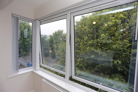 2 bedroom flat to rent, Kings Gate, The Drive, Hove, East Sussex