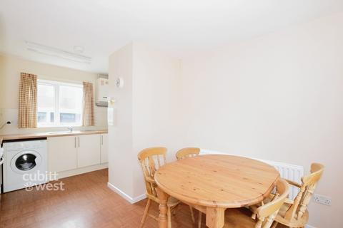 4 bedroom end of terrace house to rent, Barnfield Drive Chichester PO19