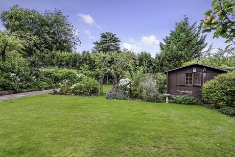 4 bedroom detached house for sale, Kingsdene, Tadworth