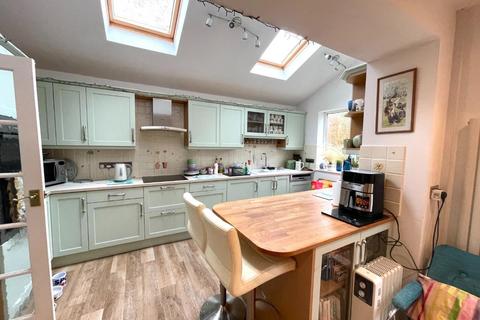 3 bedroom detached house for sale, Queens Road, Street