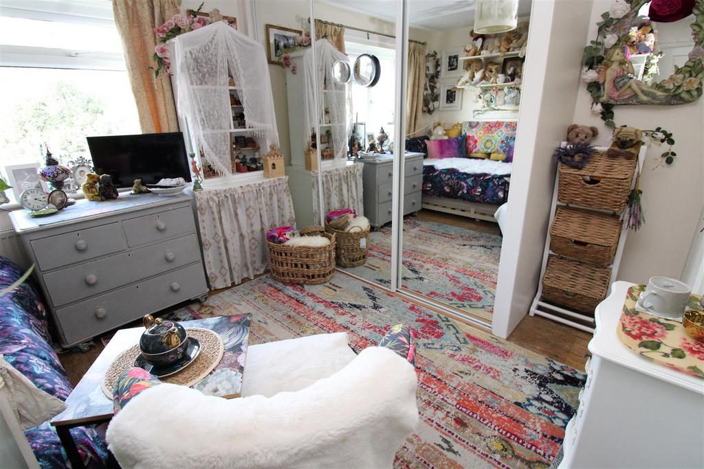 Bedroom 1.JPG