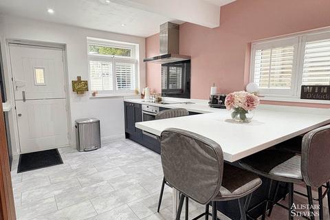4 bedroom semi-detached house for sale, Cemetery Road, Royton