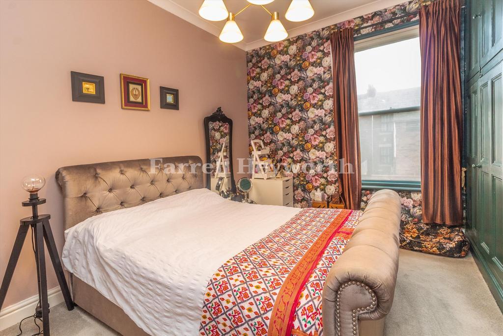 Bedroom 1 image 2