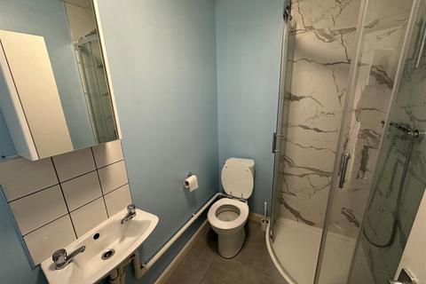 Studio to rent, Great North Way, London