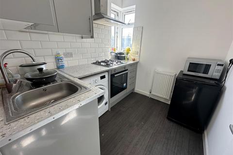 Studio to rent, Great North Way, London