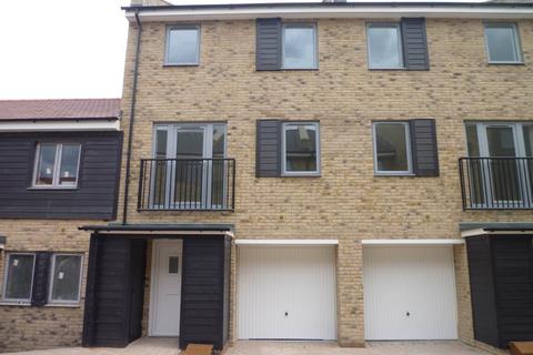 4 bedroom terraced house to rent, Alice Bell Close (S), Cambridge ,