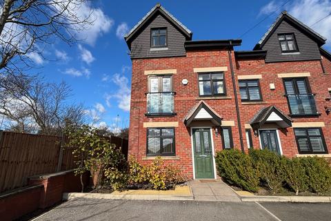 3 bedroom townhouse to rent, Chaddock Lane, Manchester M28