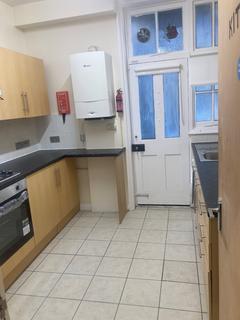 4 bedroom apartment to rent, New Cross Road, London SE14