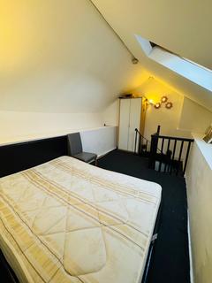 1 bedroom in a house share to rent, Coleridge Road, London N12