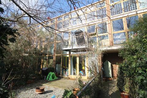 12 Helios Road, Wallington, SM6 7BZ