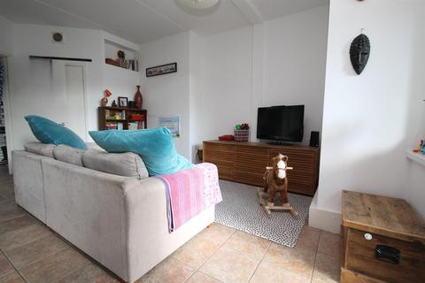 12 Helios Road, Wallington, SM6 7BZ