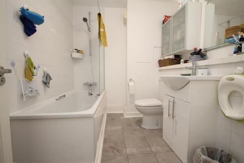 12 Helios Road, Wallington, SM6 7BZ