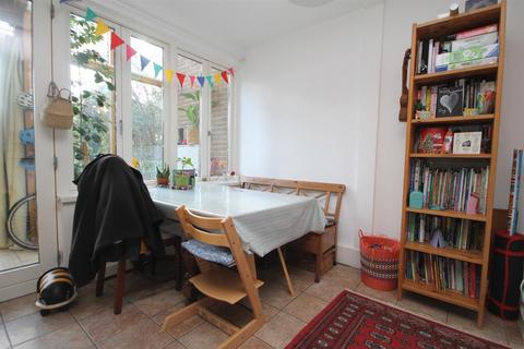 12 Helios Road, Wallington, SM6 7BZ