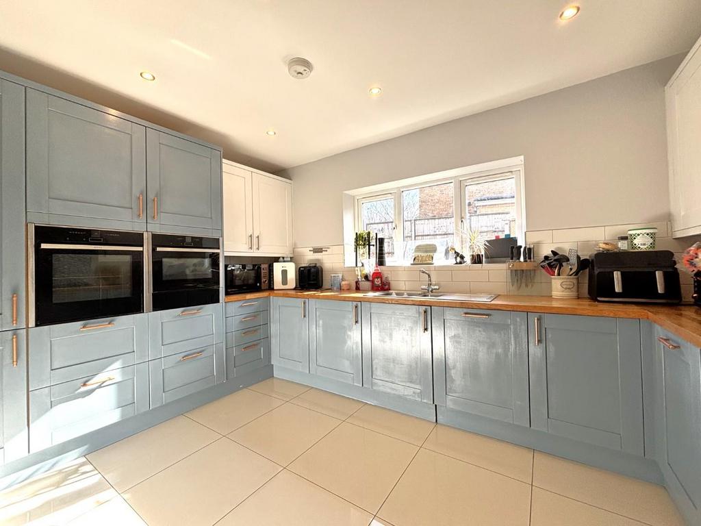 Kitchen 1.jpeg