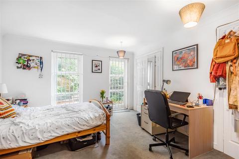 27 Wolfe Crescent, London, SE16 6SF