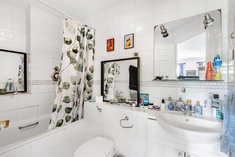 27 Wolfe Crescent, London, SE16 6SF