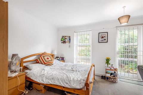 27 Wolfe Crescent, London, SE16 6SF