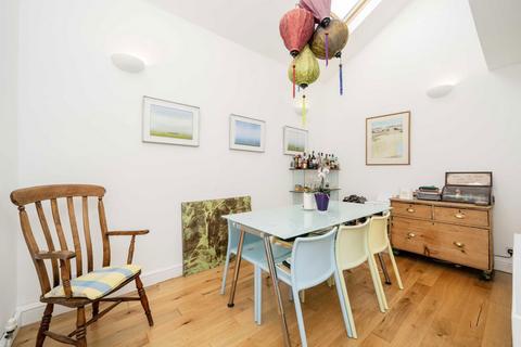 2 bedroom end of terrace house for sale, Langford Close, London W3