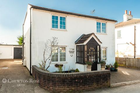 3 bedroom detached house for sale, SQUIRREL Lane, Winkfield