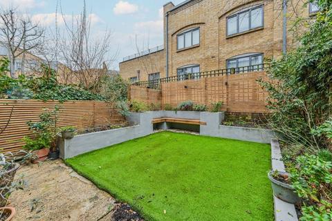 3 bedroom flat to rent, Shacklewell Lane, Hackney, London, E8