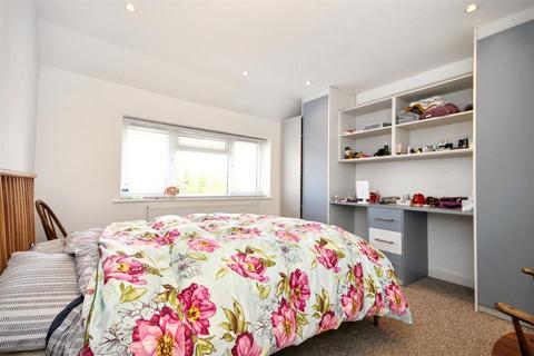 3 bedroom house to rent, Pewley Way, Guildford