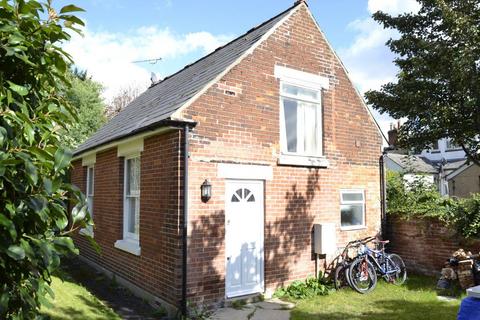 Studio to rent, LEXDEN