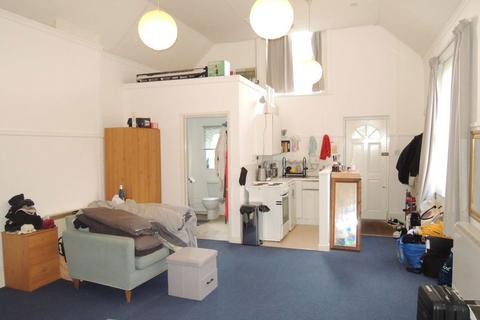 Studio to rent, LEXDEN