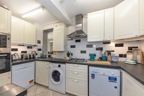 2 bedroom flat to rent, Mount Ephraim Road, London SW16