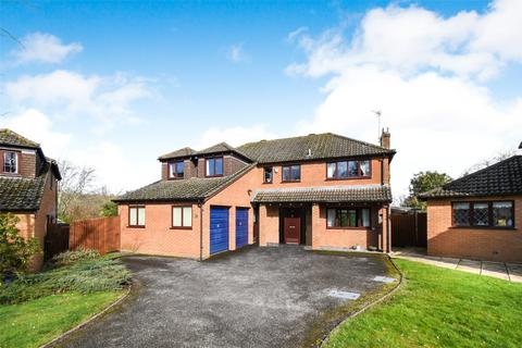 5 bedroom detached house for sale, Garden Close, Hampshire RG27