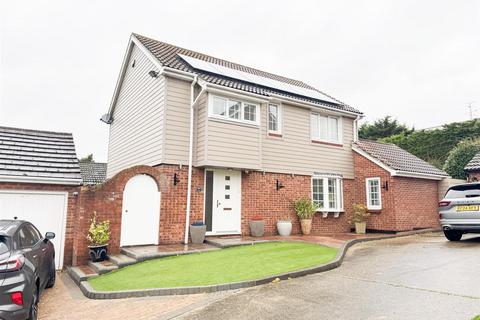 4 bedroom house to rent, Brackendale Avenue, Basildon SS13