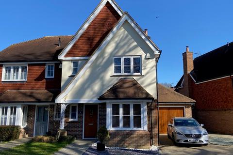 3 bedroom semi-detached house to rent, Bramble Close, Barns Green