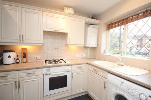 2 bedroom terraced house to rent, Fairborne Way, Guildford