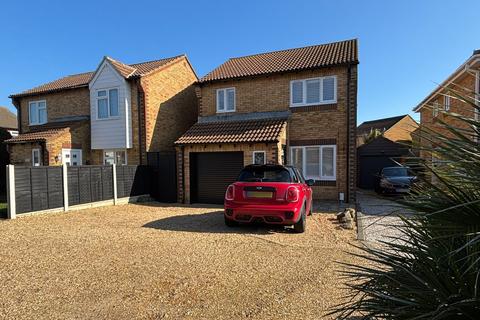 3 bedroom detached house for sale, Bullfinch Court, Lee-On-The-Solent, PO13