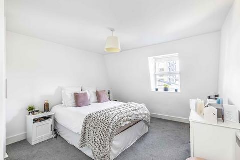 2 bedroom flat to rent, Wandsworth Road, London SW8