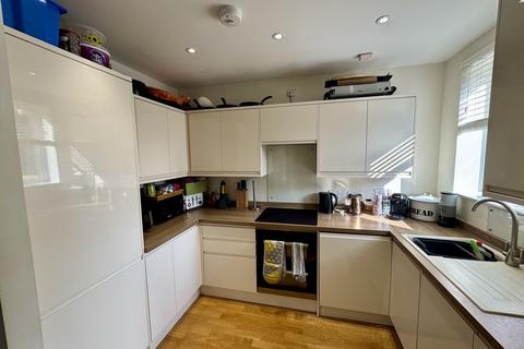 2 bedroom apartment to rent, Coombe Avenue, Croydon