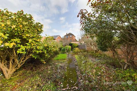 3 bedroom semi-detached house for sale, Lyndham Avenue, Burton-on-Trent