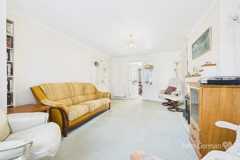 31 Swallow Close, Uttoxeter, ST14 8TS