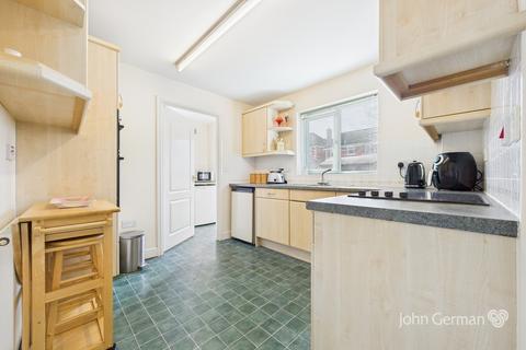 31 Swallow Close, Uttoxeter, ST14 8TS