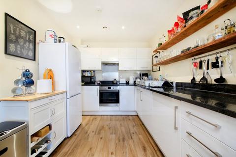 2 bedroom flat for sale, Gwynne Road, London